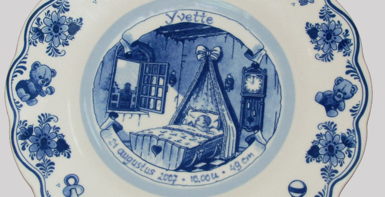 A Delft Blue Birth Plate to celebrate a new baby