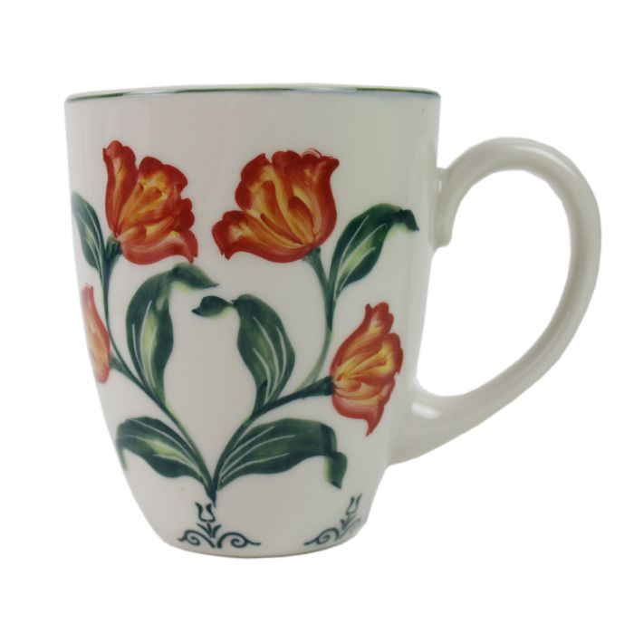 Mok groene bladeren met oranje tulpen
