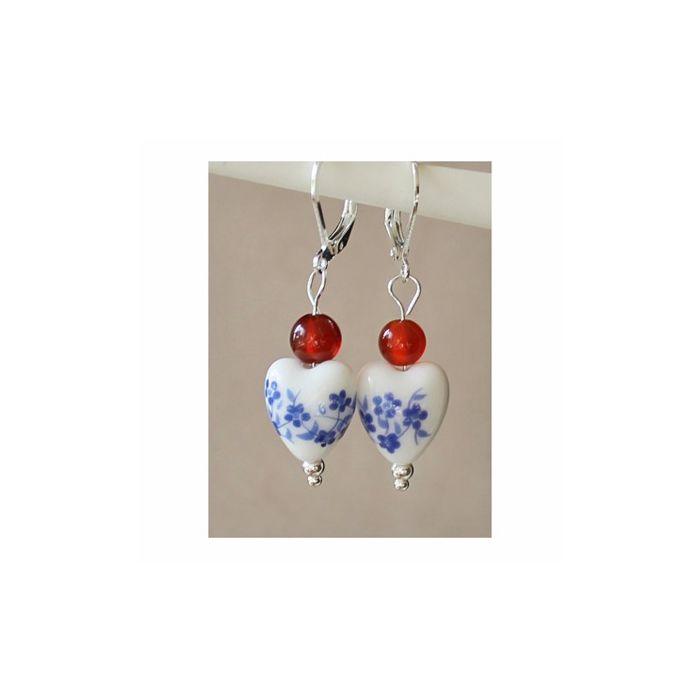 Oorbellen hartje delftsblauw met rode agaatkraal