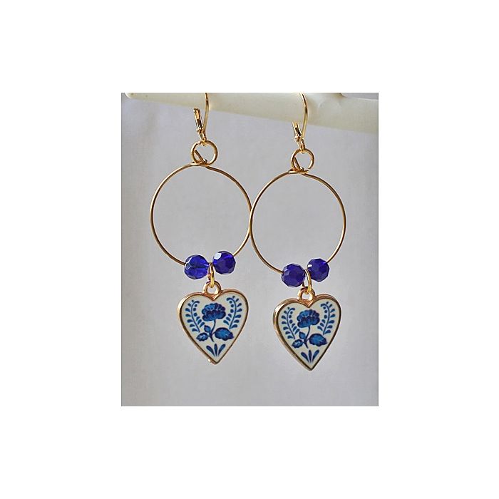 Hoepel oorbellen met delftsblauw hartje bloem hanger