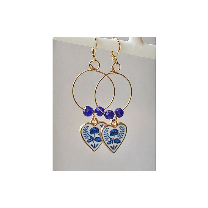 Hoepel oorbellen met delftsblauw hartje bloem hanger