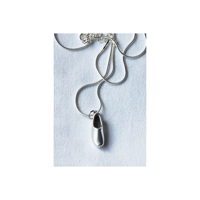 Zilverkleurig metalen klompje aan ketting