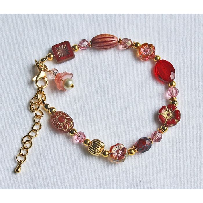 Armband facetgeslepen roze en rode kralen en bloemen