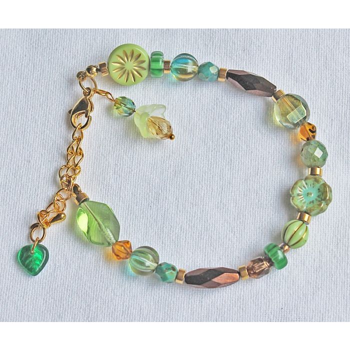 Armband facetgeslepen groene en bruine kralen met roosjes kraal