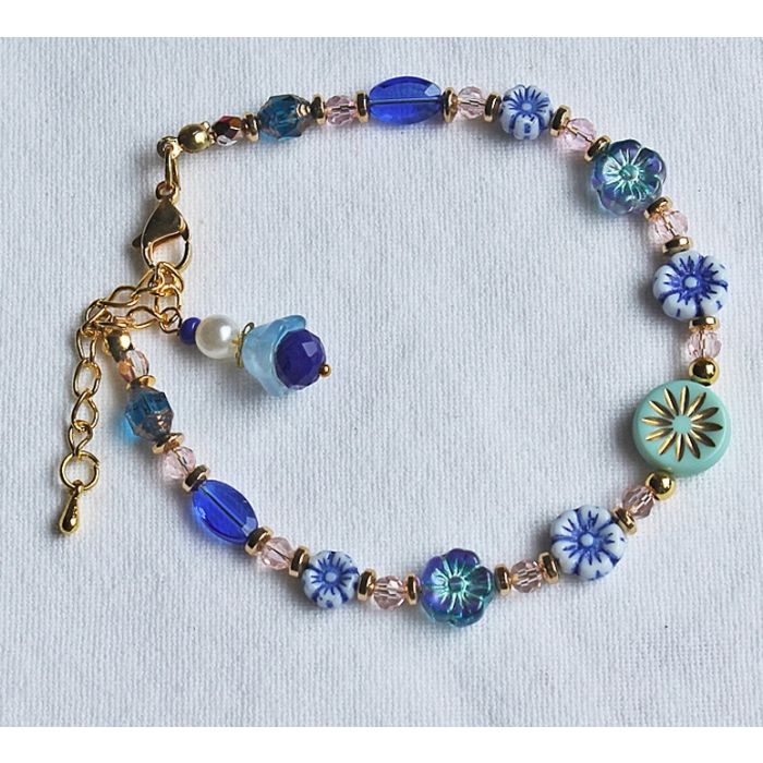 Armband facetgeslepen blauwe kralen en bloemen