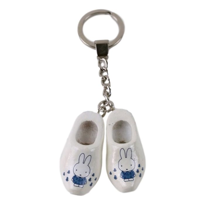 Twee witte sleutelhanger klompjes "Nijntje in het veld" , 4cm