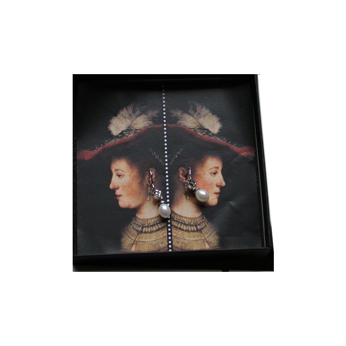 Set of two pearls on silver hangers, Rembrandt