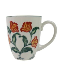 Mok groene bladeren met oranje tulpen