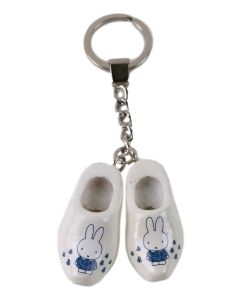 Twee witte sleutelhanger klompjes "Nijntje in het veld" , 4cm