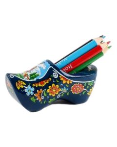 Klomp blauw met potloden en puntenslijper