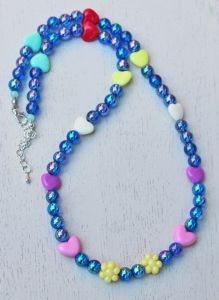 Kinderketting shiny blauwe kralen en gekleurde hartjes
