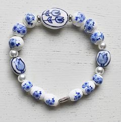 Armband met delftsblauwe tulpkraal middenvoor