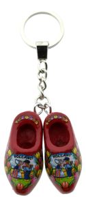 Keyring 2 wooden red clogs with kissing couple