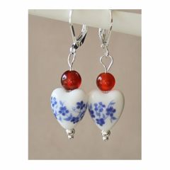 Oorbellen hartje delftsblauw met rode agaatkraal