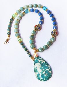 Bohemian ketting met verschillende kralen en Jaspis hanger