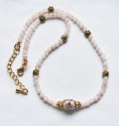 Ketting 4mm facetgeslepen rozekwarts kralen met cloissoné kraal