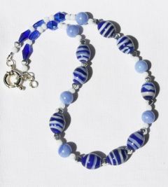 Ketting blauwe Agaat en blauw-wit gestreepte kromanti kralen