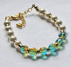 Armband satijnwitte glasparels en aquamarijn kleurige glaskralen