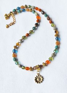 Ketting met facetgeslepen kralen en goldplated rvs hangertje