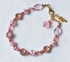 Armband roze facetgeslepen kralen en bloemen
