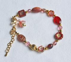 Armband facetgeslepen roze en rode kralen en bloemen