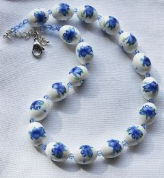 Ketting delfts blauwe kralen met swarovski tussenkralen