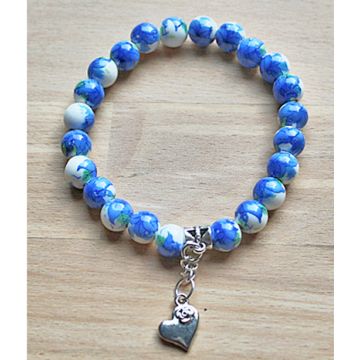Armband helderblauwe delftsblauwe bloem met hartje bedel