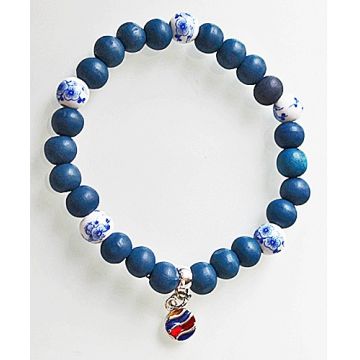 Armband delftsblauwe kralen met houten kralen en bedeltje