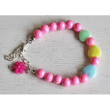Kinderarmband roze kralen met hartjes