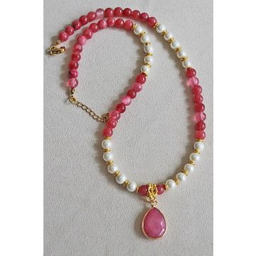 Ketting gemeleerde roze jade, schelp parels en natuursteen hanger