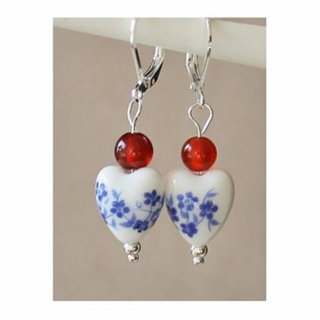 Oorbellen hartje delftsblauw met rode agaatkraal