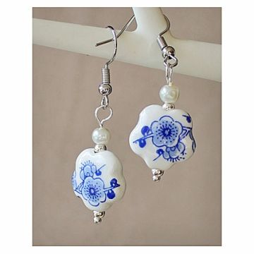 Oorbellen delftsblauwe bloem met glaspareltje