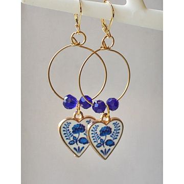 Hoepel oorbellen met delftsblauw hartje bloem hanger