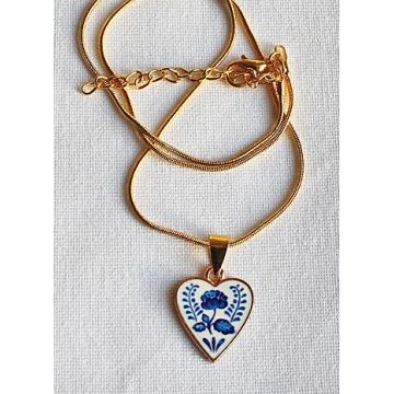 Delftsblauw hartje bloem hanger aan goudkleurige slangenketting