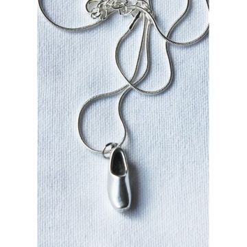 Zilverkleurig metalen klompje aan ketting