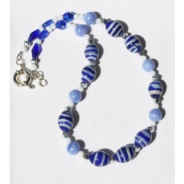 Ketting blauwe Agaat en blauw-wit gestreepte kromanti kralen