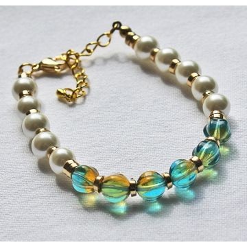 Armband satijnwitte glasparels en aquamarijn kleurige glaskralen