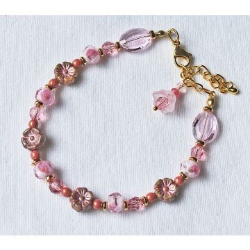 Armband roze facetgeslepen kralen en bloemen