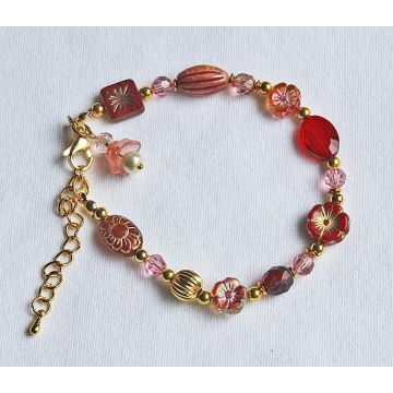 Armband facetgeslepen roze en rode kralen en bloemen