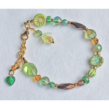 Armband facetgeslepen groene en bruine kralen met roosjes kraal