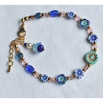 Armband facetgeslepen blauwe kralen en bloemen