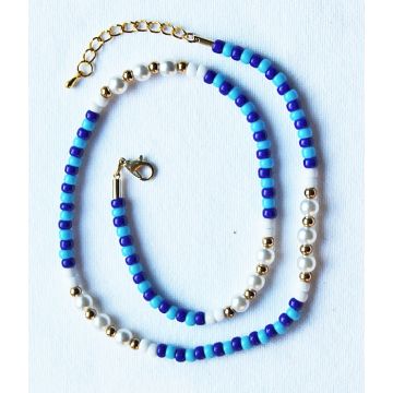 Ketting licht- en donkerblauwe kralen met imitatie pareltjes