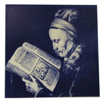 Delfts blauwe tegel - "Lezende oude vrouw", 15 cm 