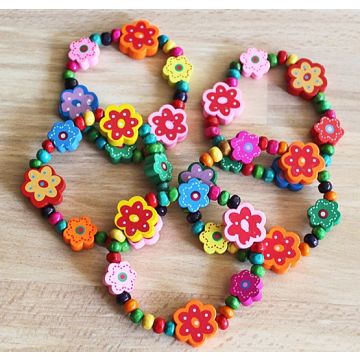 Kinderarmband met gekleurde bloemkralen