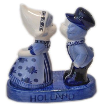 Salt & Pepper shakers Kissing Couple New