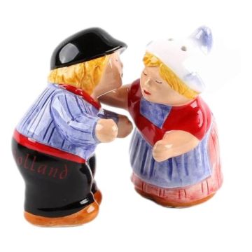 Peper & Salt Shakers "Hugging couple Color"