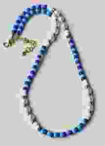 Ketting licht- en donkerblauwe kralen met imitatie pareltjes