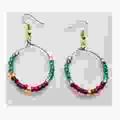 Set hoepel oorbellen 4mm rode, groene en goudkleurige kralen.