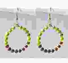 Ronde oorbellen met Miyuki kralen in picasso rood en groen. 