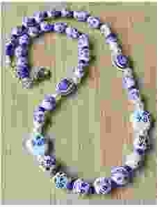 Ketting delftsblauwe kralen kleine bloempjes, 45cm.